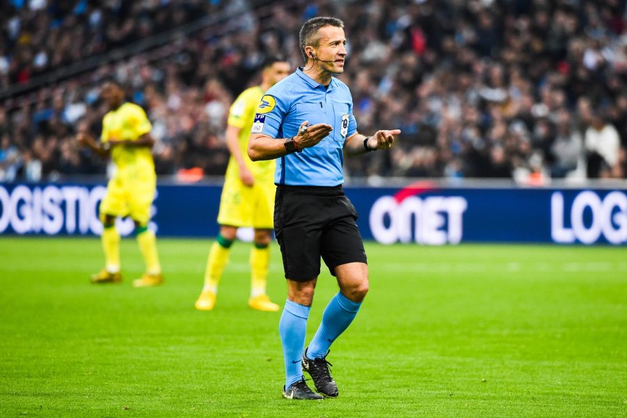 Strasbourg/PSG - Les statistiques de l'arbitre : beaucoup de jaunes et des rouges en deux temps