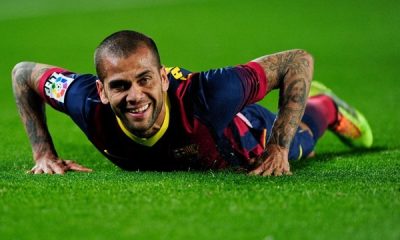 Dani Alves chante et se moque des journalistes