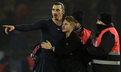 Ibrahimovic offre son maillot de match et un câlin à un enfant à l'issue de PSG-LYON (5-1)