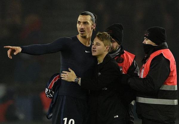 Ibrahimovic offre son maillot de match et un câlin à un enfant à l'issue de PSG-LYON (5-1)