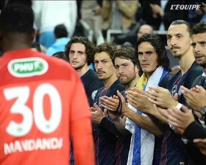 Steve Mandanda haie honneur du PSG