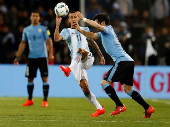 Di Maria et l'Argentine gagnent contre l'Uruguay de Cavani et prennent la première place