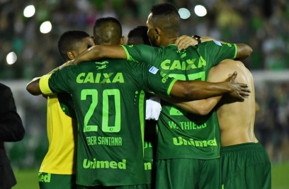 PSGAngers - Une minute de silence avant le match en hommage aux victimes de l'avion de Chapecoense