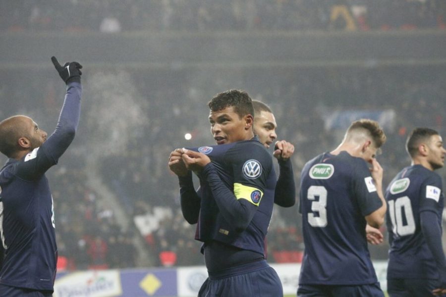 Thiago Silva embrasse le maillot du PSG pour célébrer son but. PSG-Bastia