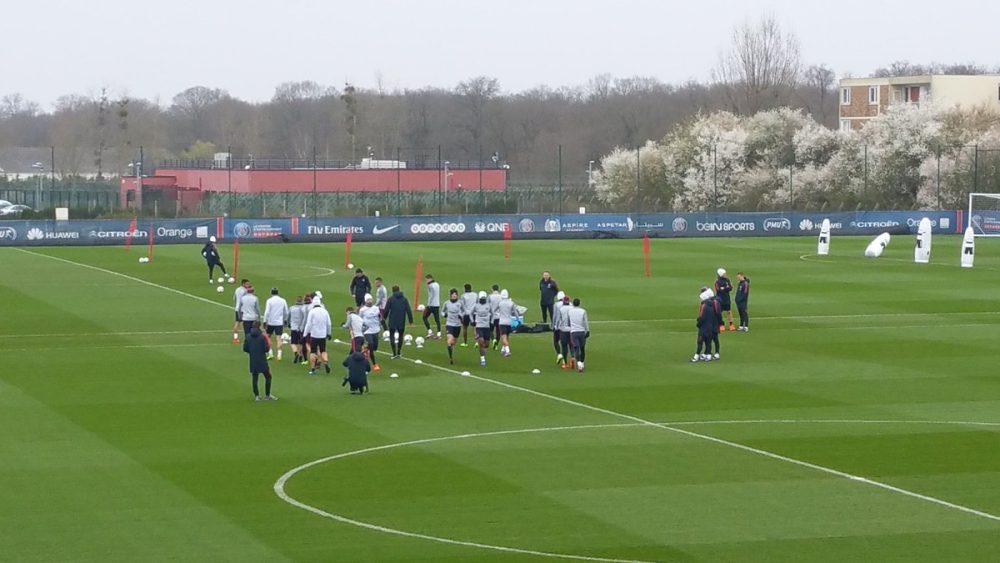 PSG/OL - Le Parisien évoque des tensions à l'entraînement parisien et le tifo des Ultras ce soir