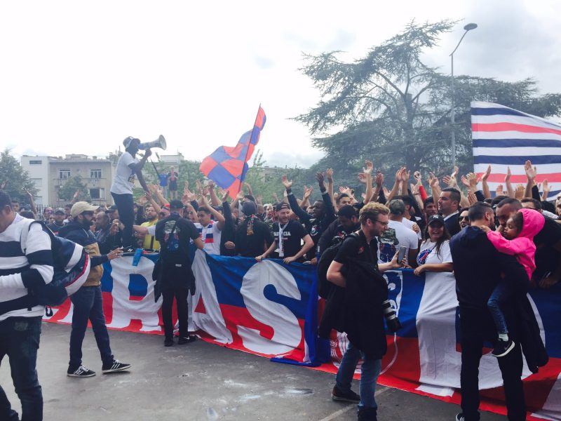 Le Collectif Ultras Paris a très bien accueilli Daniel Alves les images !.jpg