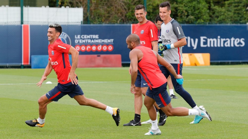 Les images de l'entraînement du jour du PSG sourires et retours d'Aurier et Krochowiak.jpg