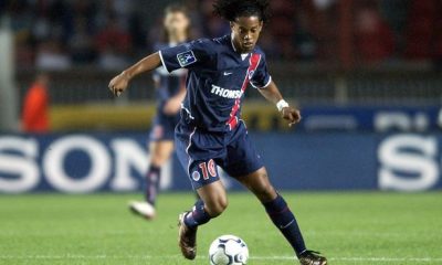 Anciens - Ronaldinho a reçu un maillot jaune de la part du PSG