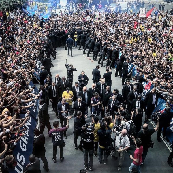 La superbe rencontre entre Neymar et les supporters du PSG en images !