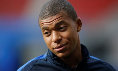 Mbappé Jouer sur le côté droit Il n'y a aucun problème...c'est un jeu en mouvement