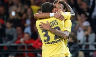 Dani Alves Neymar est là pour que les gens voient ce qu'il y a de mieux, lui et toute l'équipe