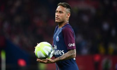 Neymar Toutes ces histoire sur moi me font mal. Je vous demander d'arrêter