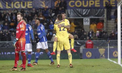 Ce soir avait lieu le 1/8ème de finale de coupe de la ligue entre Strasbourg et le PSG. Les Parisiens l'ont emporté 4-2 sans trembler au terme d'un match pas toujours palpitant, mais plutôt maîtrisé. Ce qui permet d'avoir une petite revanche après la victoire des Strasbourgeois en Ligue 1 le 2 décembre (2-1). Voici les notes des Parisiens : Trapp (4): Ce soir il avait l'occasion de montrer ses qualités. Il couvre mal sa cage sur les 2 seules occasions strasbourgeoises. Pour raviver la concurrence avec Areola, il faudra repasser. Meunier (7): Très en jambes, il a été très solide défensivement, très actif offensivement et a même participé à de très jolis mouvements. Une merveille de passe pour Alves sur le 3ème but. Marquinhos (6): Capitaine ce soir, il a été globalement solide, même s'il se fait prendre au dépourvu comme toute la défense sur le deuxième but alsacien. Il s'affirme de plus en plus comme un patron de la défense parisienne. Kimpembe (6): A l'instar de son capitaine, il a été solide sauf sur le deuxième but strasbourgeois, survenu quand le match était déja plié. Presnel s'est même offert quelques montées, sans succès. Il se montre de plus en plus proche du niveau de Thiago Silva... Alves(4): A force d'enchainer les matchs, en plus en jouant à un poste qui n'est pas le sien, son niveau de performance s'en ressent. S'il est à la conclusion du superbe mouvement qui amène le troisième but, il a livré un match assez quelconque, avec beaucoup d'imprécisions. Il est coupable sur les 2 buts strasbourgeois. Lo Celso(7.5): Aligné à un poste inédit de sentinelle, il a brillé tout au long de la rencontre. Bon à la récupération, très bon dans la relance, il a offert quelques ballons de haute volée, comme cette talonnade sur le premier but. Verratti (7,5): Le Hibou a été excellent à la récupération, et dans la transmission de balle. A noter tout de même une simulation assez grotesque pour tenter d'obtenir un penalty. Mais il est clairement sur le retour vers son meilleur niveau. Remplacé en fin de partie par Lucas, qui a été remuant et généreux dans l'effort. Avant un départ probable en janvier, il mériterait un adieu au Parc des Princes. Draxler (3): Absolument transparent. Aucun impact sur le jeu, aucun décalage, aucun dribble, aucune action...Un match à oublier pour l'Pllemand qui retrouvait pourtant son poste de prédilection d'ailier. A se dire qu'il est vraiment mieux en relayeur. Remplacé en fin de match par Nkunku, qui n'a pas eu le temps d'exister. Di Maria (3): Alors oui il est impliqué sur les 2 premiers buts parisiens. Mais parler de réussite reste un euphémisme. Son centre sur le premier but est assez anodin, et le deuxième but lui est offert par le portier strasbourgeois. El Fideo a la tête ailleurs et ça se voit. Courage Angel, le mercato arrive! Pastore (7.5): Quel régal de le voir jouer! Des passes laser, une action en pivot délicate comme du satin, et l'impression qu'il donne que le beau football est possible sur un terrain qui tient plus de la patinoire que de la pelouse. Il mériterait plus de temps de jeu dans les gros matchs. Cavani (2.5): Son équipe gagne en marquant 4 buts...et il a absolument tout raté. Une louche étrange en début de match, des frappes non cadrées et sans conviction, aucune participation au jeu... Il reste sur une série de 4 matchs sans marquer. Remplacé en fin de match par Mbappe, qui a essayé sans succès d'animer l'attaque parisienne.