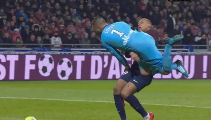 Anthony Lopes Mbappé était concentré sur le ballon...Moi, j'ai le temps de préparer mon geste et me protéger