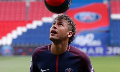 Neymar dribbles PSG