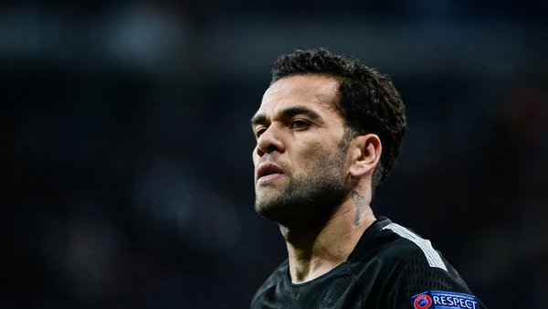 Dani Alves est sûr de rester au PSG la saison prochaine, selon L'Equipe