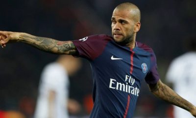 Dani Alves va être opéré à Paris et débutera sa rééducation à Barcelone, d'après Isabela Pagliari