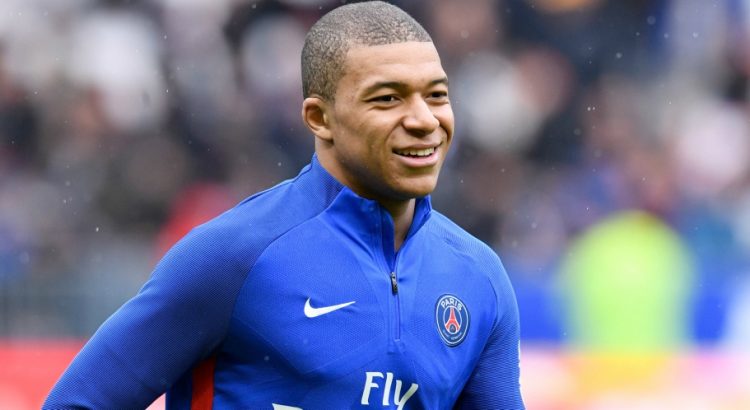 Mbappé s'échauffe avec un jeune ramasseur de balle, qui raconte ce grand moment