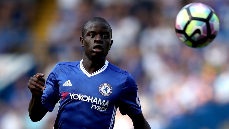 Mercato - Chelsea propose un nouveau contrat à Kanté pour repousser le PSG et autres courtisans, selon le Daily Express