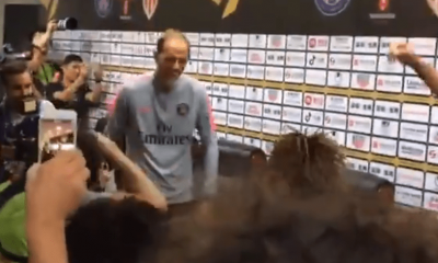 Thomas Tuchel chante en conférence de presse pour son bizutage, une superbe scène