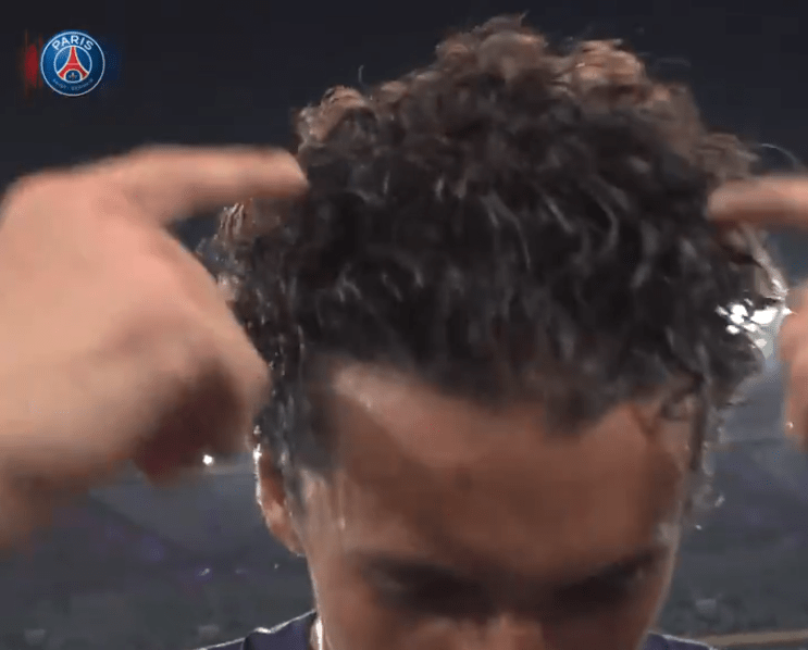 Marquinhos demande aux supporters s'il doit se couper les cheveux ou non