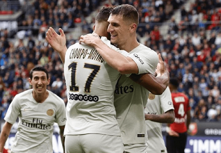 Les images du PSG ce dimanche : célébrations après la victoire à Rennes et un maillot offert par Pelé