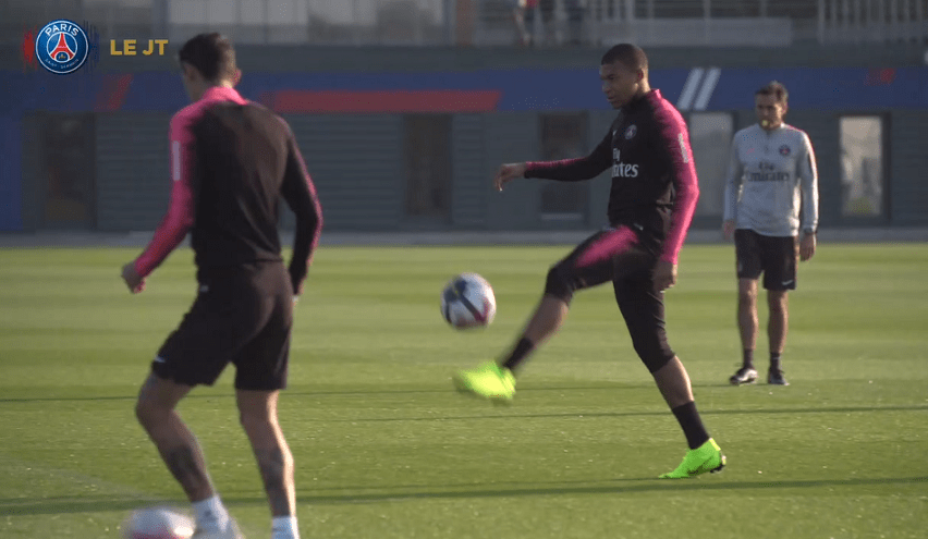 Les images du PSG ce jeudi : entraînement, détente et discussion avec Naples