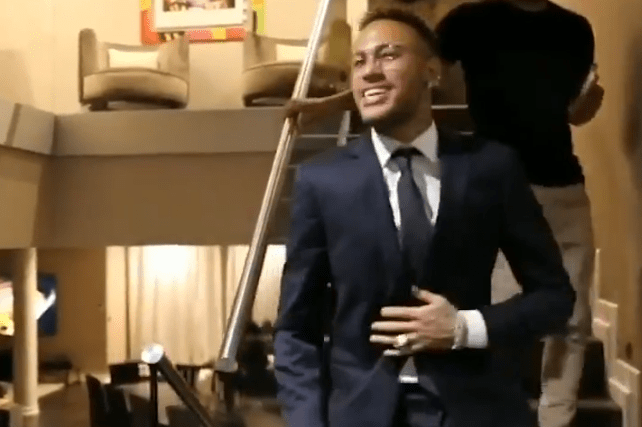 Neymar souriant, confiant et danseur avant PSG/Liverpool