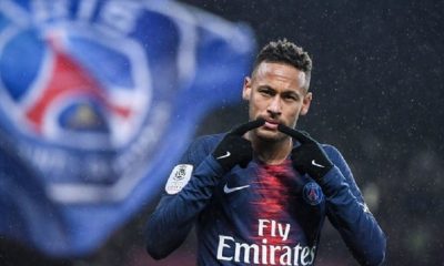 Interrogé à propos d'un transfert à Barcelone, Neymar demande aux journalistes de ne pas lui "casser les c*******"