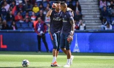 Ce matin, juste avant le choc qui opposera ce soir le Paris Saint-Germain à Manchester United au Parc des Princes (21h, 8e de finale retour de Ligue des Champions), Le Figaro a décidé de revenir sur la concurrence entre les deux portiers franciliens : Alphonse Areola (25 ans) et Gianluigi Buffon (40 ans). Le média met ainsi en exergue la réussite du club de la capitale en soulignant l'excellente cohabitation des deux hommes.“Il est parfois de bon ton de ne pas perdre la mémoire. Souvenez-vous du discours de quelques mauvaises langues l’été dernier qui prédisaient une guerre à couteaux tirés dans le vestiaire du PSG entre Buffon et Areola. Qu’avait donc fait le PSG, aveuglé par le clinquant et le marketing au point de mettre dans les pattes d’un produit du club « un vieillard en bout de course » ? Inutile de dire qu’au fil du temps les voix discordantes se sont éteintes pour laisser place à une vérité. La cohabitation des deux portiers s’avère, pour le moment, une vraie réussite.”Une concurrence saine.Il est vrai que lorsque la rumeur envoyant Gianluigi Buffon a fait son apparition, beaucoup étaient dubitatifs quant à ce que pourrait apporter, sportivement, la légende transalpine au sein du Paris Saint-Germain. Près de huit mois plus tard, cette réserve semble s'être envoler : le PSG a réalisé un coup de maitre en parvenant à attirer un tel joueur dans ses filets. En plus de se trouver à un niveau excellent, la légende transalpine apporte aussi considérablement hors du terrain. C'est également pour cela que la concurrence avec Areola est aussi bonne.Ce soir, l'Italien sera logiquement titulaire contre Manchester United et on s'attend à ce qu'il apporte, comme à son habitude, une tranquillité sereine à sa défense. Sur ce point, le titi parisien a, d'ailleurs, énormément à apprendre de sa part.