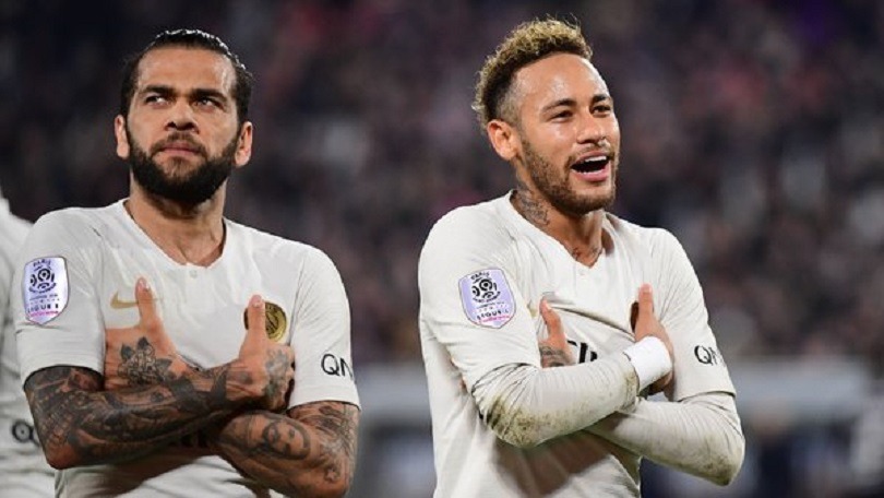 Dani Alves "L'équipe doit jouer pour Neymar, c'est un joueur différent"