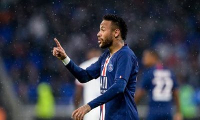 Le Parisien évoque le souriant Neymar, en indiquant que Verratti et Mbappé "ont passé leur été à le convaincre de rester"