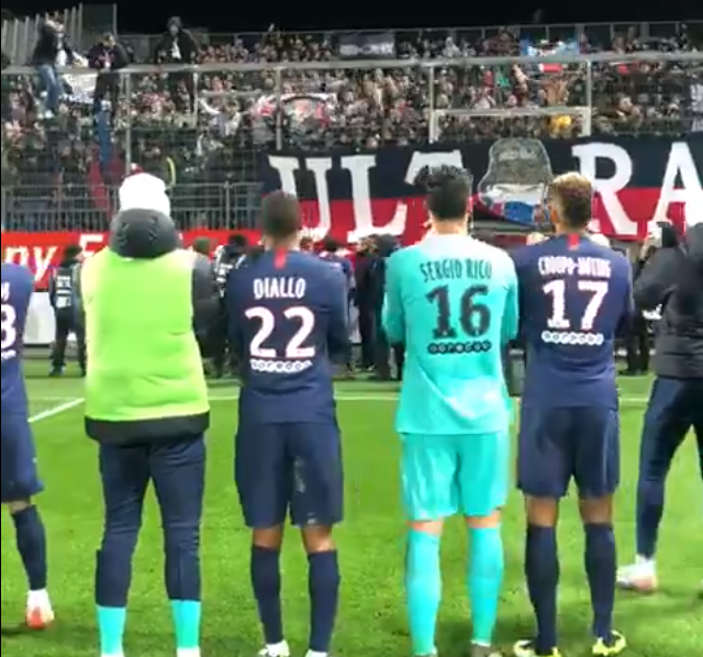 Les images du PSG ce samedi : célébrations de la victoire à Brest, avec les encouragements de Mbappé et Meunier