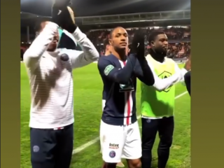 Les images du PSG ce dimanche : célébration de la victoire à Lorient avec les supporters parisiens