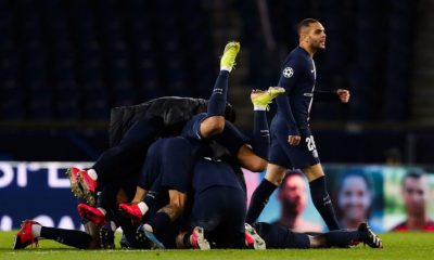 PSG/Dortmund - Kurzawa est venu devant le Parc des Princes pour faire la fête avec les supporters