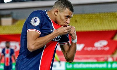 Mbappé embrasse maillot PSG