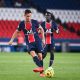 Ander Herrera, milieu de 31 ans du Paris Saint-Germain, a répondu à plusieurs questions de Sport. À quelques jours d'affronter le FC Barcelone en 8e de finale aller de la Ligue des Champions, l'Espagnol, arrivé en 2019 après la fin de son contrat au FC Barcelone, a été invité à s'exprimer sur Que perd le PSG sans Neymar ? Nous perdons un leader naturel. Dans les moments difficiles, nous savons que nous pouvons lui donner le ballon et que quelque chose peut se passer, même quand l'équipe souffre. Dans un match comme celui face au Barça, dans lequel on a moins le ballon, Neymar permet d'avoir toujours une sortie. Aussi, cela peut faire peur aux adversaires d'avoir un tel joueur en face. L'équipe a pris un coup au moral ? Non, nous sommes des joueurs du PSG. Préparons le match avec les armes dont nous disposons. L'année dernière, nous avons également eu des matchs sans Kylian (Mbappé) ou Ney et nous avons répondu présent. Ney est important, mais nous avons un bon bloc et un bon groupe de joueurs qui peuvent assumer ce rôle de leader. Le PSG est favori face au Barça ? Je ne me sens pas favori. Une rencontrer dans laquelle l'une des deux équipes a Messi, c'est au moins du 50-50. Je ne me considère pas comme un favori et je ne pense pas que le club le voit non plus. Bien que pour le moment ce ne soit pas la meilleure saison de son histoire, c'est Barcelone et à la fin, à plusieurs reprises, les écussons et les maillots gagnent des matchs et des qualifications. Il faut avoir la plus grande prudence mais sans perdre notre identité, qui est d'attaquer et de jouer pour gagner les matchs. Mais avec le plus grand respect pour Barcelone. Messi est loin de son meilleur niveau ? Je le considère toujours comme le numéro un. Il est le meilleur footballeur que j'aie jamais vu et affronté dans ma carrière. La presse parle mais il est numéro un et elle le montre chaque semaine. Le Barça des problèmes défensifs, c'est le bon moment pour l'affronter ? Ce n'est jamais le bon moment pour affronter Barcelone, ou Madrid, le Bayern, Manchester United, le PSG, ...Les grands joueurs s'illustrent dans les grands moments. Je n'y penserais pas même s'ils étaient dixièmes de la Liga. La clef du match sera la possession du ballon ? S'ils ont le ballon, ils sont dangereux, nous devrons être très prudents. Mais d'un autre côté, cela ne nous gênerait pas forcément, car nous avons des joueurs très rapides, nous pouvons faire les contre-attaques avec plus d'espace. Nous verrons s'ils jouer avec la dernière ligne très haute. C'est l'ADN du Barça, jouer dans le champ rival, mais avec l'espace nous sommes très dangereux. Mbappé est aussi fort qu'on le dit ? Oui, je pense que lui et Haaland vont marquer le football pendant les dix ou douze prochaines années. Il a un talent naturel, une foulée, une accélération, ... Mais il a 22 ans et il serait très injuste de le forcer déjà à être le leader. Je pense que ni Cristiano ni Messi à leur âge n'étaient les leaders d'un projet. Ney est le leader naturel de l'équipe et Kylian, à ses côtés, apprendra beaucoup de choses. Et, s'il décide de rester, il le leader du PSG pendant beaucoup de temps. J'ai dit que Messi est le "numéro 1", où se situe Neymar ? C'est un "top 3" mondial. Il a été "top 5" pendant de nombreuses années et je pense qu'il est le remplaçant naturel de Leo et Cristiano Ronaldo. Chaque fois que je le vois il est meilleur, avec une meilleure connaissance du jeu, de ce dont l'équipe a besoin à chaque moment. Quand je suis arrivé, il avait dit qu'il voulait partir, mais ensuite il y a eu un changement dans sa tête et j'ai vu un joueur très impliqué. Sur le terrain et à l'extérieur. Il a organisé des réunions de groupe, il a essayé de créer un groupe fort, une bonne ambiance. C'est dommage que l'année dernière nous n'ayons pas remporté la Ligue des Champions, mais c'était la meilleure saison de l'histoire du club. Tuchel et Pochettino sont très différents ? Je garde le bien de chacun. Tuchel m'a apporté de grandes choses, mais aussi d'autres entraîneurs que j'avais. Mauricio a changé l'histoire de Tottenham, c'est un entraîneur qui veut la possession pendant 90 minutes. Il me rappelle Marcelo Bielsa (qui l'a entraîné à l'Athletic Bilbao). Vous souffrez lorsque l'adversaire a le ballon. C'est physiquement exigeant. C'est un entraîneur très passionné, il est argentin et nous savons tous comment sont les argentins avec le football.