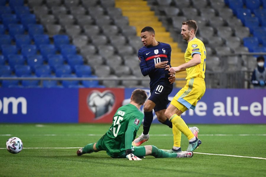 La France s'impose contre le Kazakhstan, Mbappé rate un penalty