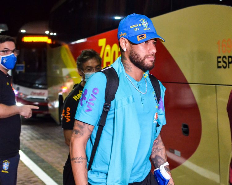 Neymar critiqué au Brésil à cause d'une photo avec un fan