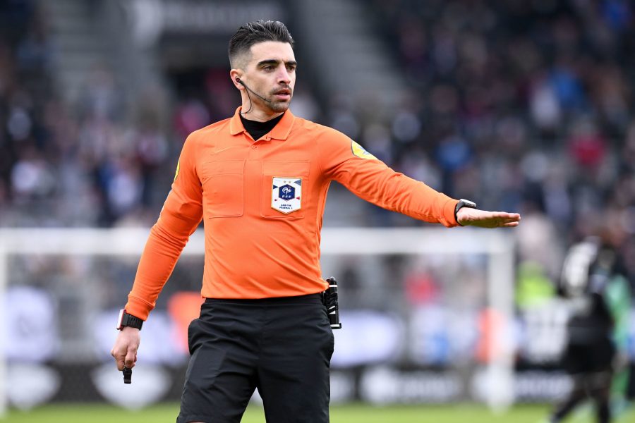 PSG/Saint-Etienne - Gaillouste arbitre du match, peu d'expérience, de cartons et penaltys