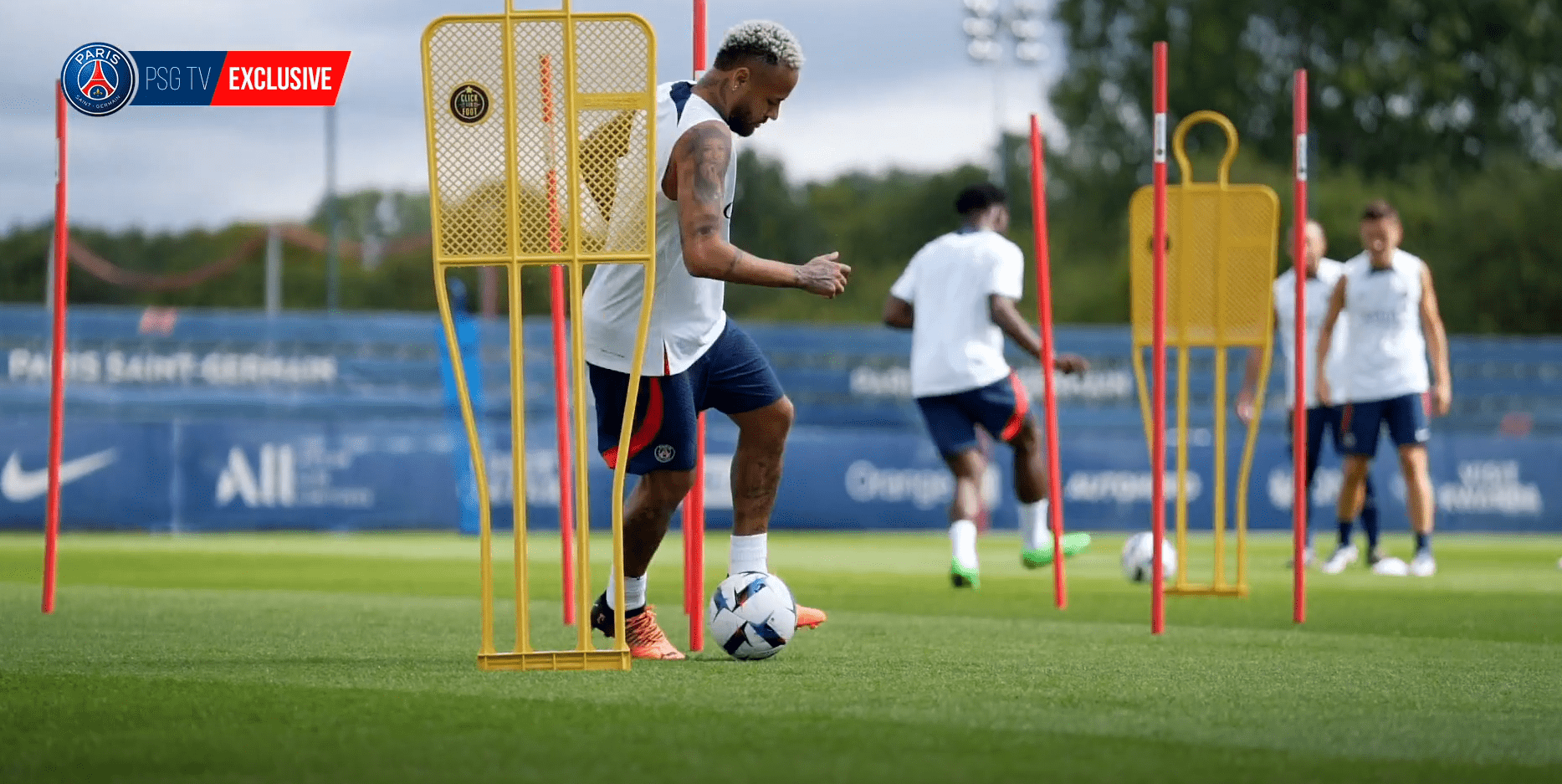 Revivez des extraits de l'entraînement du jour auprès des Parisiens