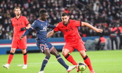 Eric Junior Dina Edimbe, milieu de terrain du Paris Saint-Germain âgé de 21 ans évoluera cette saison au sein de l'Eintracht Francfort. Si un problème aurait été détecté à la visite médicale, ce dernier est semble t'il résolu puisque le joueur vient de s'engager avec le club allemand dans le cadre d'un prêt avec une option d'achat quasiment obligatoire. Un point de chute intéressant pour Dina Edimbe, qui rejoint un club majeur de Bundesliga, fraîchement vainqueur de l'Europa League. Même s'il n'est jamais facile de s'imposer dans un effectif de haut niveau, le Titi parisien a déjà prouvé qu'il était un joueur de grand talent. Il n'y a donc aucune raison qu'il ne s'épanouisse pas au sein de sa nouvelle destination qui lui permettra de retrouver Kevin Trapp, portier âgé de 32 ans, qui a évolué au PSG de 2015 à 2019.