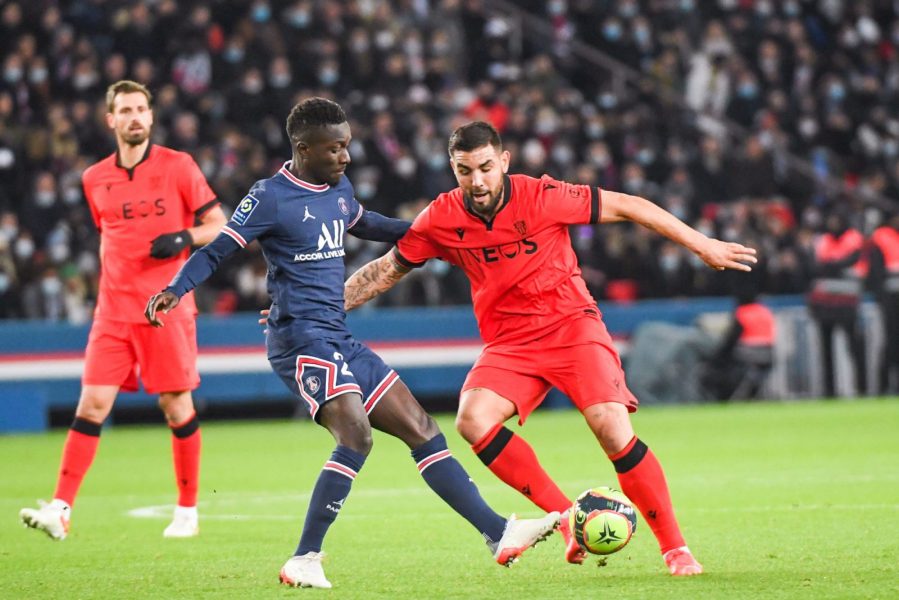 Eric Junior Dina Edimbe, milieu de terrain du Paris Saint-Germain âgé de 21 ans évoluera cette saison au sein de l'Eintracht Francfort. Si un problème aurait été détecté à la visite médicale, ce dernier est semble t'il résolu puisque le joueur vient de s'engager avec le club allemand dans le cadre d'un prêt avec une option d'achat quasiment obligatoire. Un point de chute intéressant pour Dina Edimbe, qui rejoint un club majeur de Bundesliga, fraîchement vainqueur de l'Europa League. Même s'il n'est jamais facile de s'imposer dans un effectif de haut niveau, le Titi parisien a déjà prouvé qu'il était un joueur de grand talent. Il n'y a donc aucune raison qu'il ne s'épanouisse pas au sein de sa nouvelle destination qui lui permettra de retrouver Kevin Trapp, portier âgé de 32 ans, qui a évolué au PSG de 2015 à 2019.