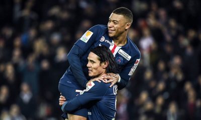 Cavani félicite Mbappé avec "une accolade de buts"