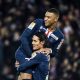 Cavani félicite Mbappé avec "une accolade de buts"