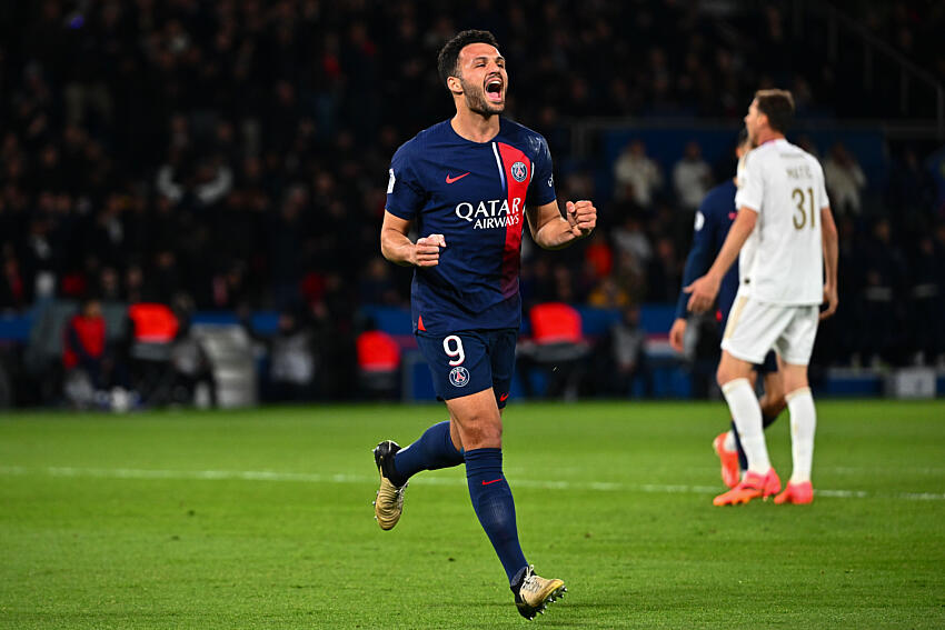 Gonçalo Ramos attaquant de 22 ans du Paris Saint-Germain s'est exprimé dans Onze Mondial. Il a salué l'ambiance du Parc des Princes qu'il trouve "incroyable". Pour lui, le public parisien offre un soutien inconditionnel. Ramos "J’ai été agréablement surpris par leur soutien inconditionnel" « L’ambiance au Parc… J’ai été agréablement surpris par leur soutien inconditionnel. Ils donnent tout. Il faut le prendre comme un éloge parce que j’ai connu “l’enfer de Luz” donc c’est difficile de surprendre quelqu’un habitué a de telles ambiances. Ça m’arrive parfois de regarder les tribunes pendant le match et de me dire ”wouah, c’est incroyable ! » Il ne faut jamais oublier que le Parc des Princes est un stade incroyable, avec une histoire et un public incroyable. Bien sûr, il y a eu des périodes plus sombres, pas plus tard que l'année dernière, mais il faut dire que l'équipe n'avait plus la bonne attitude depuis quelques saisons. On a retrouvé le public, derrière les joueurs, dans la victoire comme dans la défaite. Pour un joueur, c'est important, cela permet de soulever des montagnes.