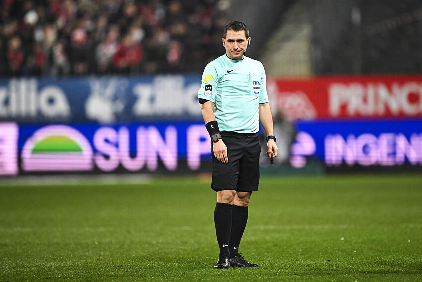 Les arbitres professionnels lancent une menace pour l'avenir !